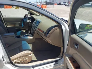 2009 Cadillac STS RWD z VIN 1G6DZ67A290134517, wystawiony jako IAAI lot #42284292 z przebiegiem 153 085 mil mil oraz . Historia ofert i sprzedaży dostępna na DreamBid. Obrazek 5.