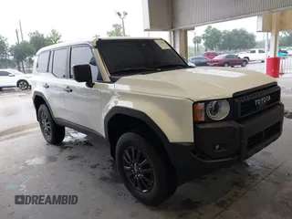 2025 Toyota Land Cruiser 1958 Edition z VIN JTEABFAJXSK020610, wystawiony jako IAAI lot #42225856 z przebiegiem 5 828 mil mil oraz . Historia ofert i sprzedaży dostępna na DreamBid. Obrazek 1.