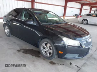 2014 Chevrolet Cruze 1LT z VIN 1G1PC5SB0E7107557, wystawiony jako IAAI lot #42095107 z przebiegiem 179 157 mil mil oraz . Historia ofert i sprzedaży dostępna na DreamBid. Obrazek 1.