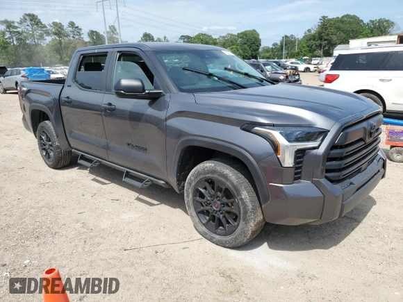 2024 Toyota Tundra SR5 z VIN 5TFLA5DB0RX151993, wystawiony jako Copart lot #56543025 z przebiegiem 17 502 mil mil oraz Szkoda całkowita • Salvage title. Historia ofert i sprzedaży dostępna na DreamBid. Obrazek 4.