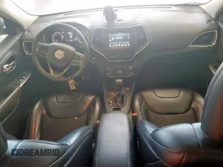 2019 Jeep Cherokee Latitude Plus z VIN 1C4PJLLB0KD160112, wystawiony jako Copart lot #61689185 z przebiegiem 72 019 mil mil oraz Szkoda całkowita • Salvage title. Historia ofert i sprzedaży dostępna na DreamBid. Obrazek 8.