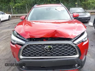 2022 Toyota Corolla Cross XLE z VIN 7MUEAABG0NV030757, wystawiony jako IAAI lot #42597979 z przebiegiem 20 172 mil mil oraz . Historia ofert i sprzedaży dostępna na DreamBid. Obrazek 6.