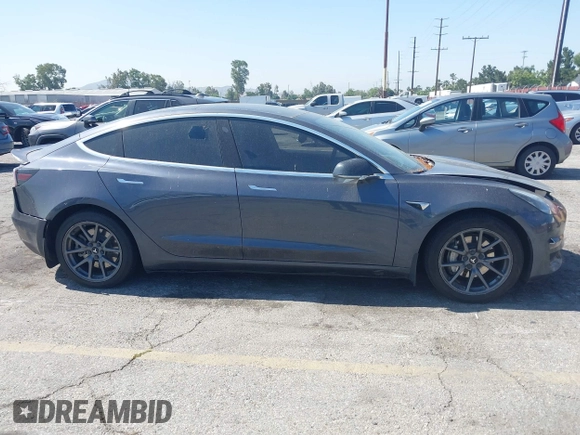 2020 Tesla Model 3 Standard Range Plus z VIN 5YJ3E1EA4LF597181, wystawiony jako IAAI lot #42283159 z przebiegiem 109 993 mil mil oraz . Historia ofert i sprzedaży dostępna na DreamBid. Obrazek 12.