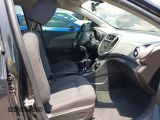 2018 Chevrolet Sonic LT z VIN 1G1JD5SH7J4119014, wystawiony jako IAAI lot #42320707 z przebiegiem 88 296 mil mil oraz . Historia ofert i sprzedaży dostępna na DreamBid. Obrazek 5.