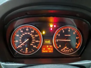 2011 BMW 3 Series 328i xDrive z VIN WBAPK5C57BF125958, wystawiony jako Copart lot #55773745 z przebiegiem 206 743 mil mil oraz Szkoda całkowita • Salvage title. Historia ofert i sprzedaży dostępna na DreamBid. Obrazek 9.