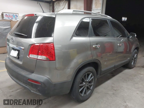 2013 Kia Sorento LX with VIN 5XYKTDA23DG309937, listed as a IAAI auction lot 41673533 with 181,267 mi miles. Bid and sale history available at carsss.com. Image 4.