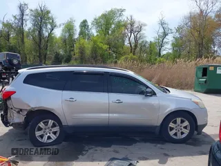 2012 Chevrolet Traverse 1LT z VIN 1GNKVGED0CJ156706, wystawiony jako IAAI lot #42059502 z przebiegiem 138 935 mil mil oraz . Historia ofert i sprzedaży dostępna na DreamBid. Obrazek 13.