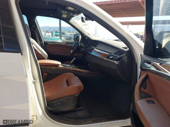2013 BMW X5 xDrive35i with VIN 5UXZV4C52D0B05931, listed as a IAAI auction lot 41305939 with 140,800 mi miles. Bid and sale history available at carsss.com. Image 5.