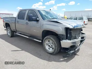 2012 GMC Sierra 2500HD SLT z VIN 1GT121C81CF186445, wystawiony jako IAAI lot #42170069 z przebiegiem 133 098 mil mil oraz . Historia ofert i sprzedaży dostępna na DreamBid. Obrazek 1.