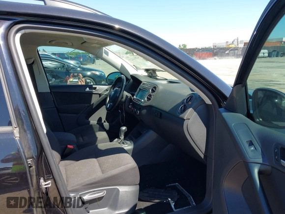 2015 Volkswagen Tiguan SE with VIN WVGAV7AX1FW558855, listed as a IAAI auction lot 42064427 with 58,584 mi miles and . Bid and sale history available at DreamBid. Image 5.