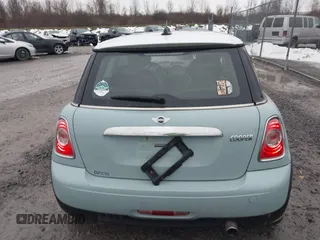 2013 MINI Hardtop z VIN WMWSU3C51DT686959, wystawiony jako IAAI lot #41020389 z przebiegiem 86 770 mil mil oraz . Historia ofert i sprzedaży dostępna na DreamBid. Obrazek 17.