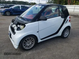 2011 Smart fortwo Pure z VIN WMEEJ3BAXBK447292, wystawiony jako Copart lot #73308384 z przebiegiem 35 166 mil mil oraz Szkoda całkowita • Salvage title. Historia ofert i sprzedaży dostępna na DreamBid. Obrazek 1.