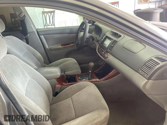 2002 Toyota Camry LE z VIN 4T1BE30K52U542523, wystawiony jako Copart lot #57983805 z przebiegiem 264 137 mil mil oraz Czysty tytuł • Clean title. Historia ofert i sprzedaży dostępna na DreamBid. Obrazek 5.