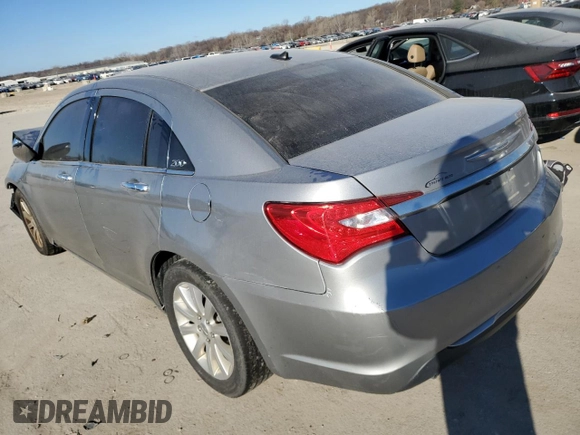 2014 Chrysler 200 Limited z VIN 1C3CCBCG3EN176547, wystawiony jako Copart lot #84256164 z przebiegiem 116 432 mil mil oraz Szkody całkowita. Historia ofert i sprzedaży dostępna na DreamBid. Obrazek 2.