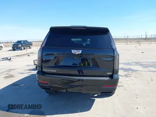 2025 Cadillac Escalade z VIN 1GYS8ERL0SR151490, wystawiony jako IAAI lot #41378504 z przebiegiem Nie podano mil oraz . Historia ofert i sprzedaży dostępna na DreamBid. Obrazek 16.