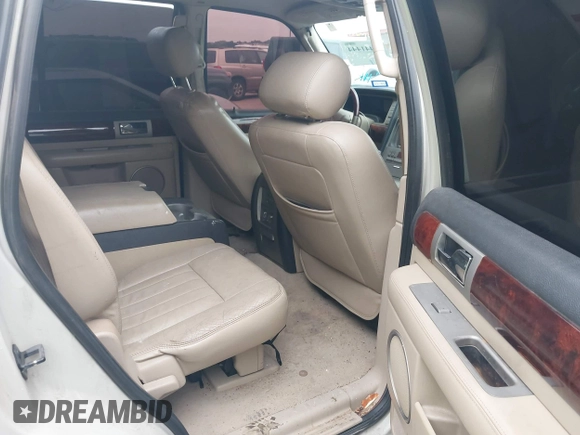 2005 Lincoln Navigator Luxury z VIN 5LMFU27505LJ18172, wystawiony jako IAAI lot #42441444 z przebiegiem 154 346 mil mil oraz . Historia ofert i sprzedaży dostępna na DreamBid. Obrazek 8.
