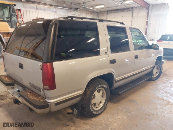 1996 Chevrolet Tahoe Limited with VIN 1GNEC13R4TJ318772, listed as a IAAI auction lot 41953820 with 250,262 mi miles. Bid and sale history available at carsss.com. Image 4.