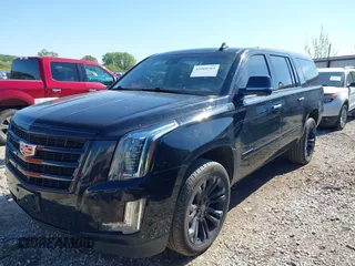 2019 Cadillac Escalade ESV Luxury z VIN 1GYS4HKJXKR389014, wystawiony jako IAAI lot #42060761 z przebiegiem 182 351 mil mil oraz . Historia ofert i sprzedaży dostępna na DreamBid. Obrazek 17.