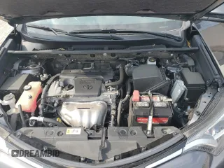 2017 Toyota RAV4 LE z VIN JTMBFREV8HJ702427, wystawiony jako Copart lot #59546985 z przebiegiem 55 362 mil mil oraz Szkoda całkowita • Salvage title. Historia ofert i sprzedaży dostępna na DreamBid. Obrazek 12.