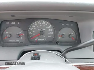 2002 Mercury Grand Marquis GS z VIN 2MEFM74W12X630926, wystawiony jako IAAI lot #42480472 z przebiegiem 58 884 mil mil oraz . Historia ofert i sprzedaży dostępna na DreamBid. Obrazek 7.