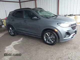 2020 Buick Encore GX Select z VIN KL4MMDS23LB098388, wystawiony jako IAAI lot #42139508 z przebiegiem 56 768 mil mil oraz . Historia ofert i sprzedaży dostępna na DreamBid. Obrazek 1.