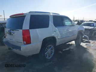 2008 Cadillac Escalade with VIN 1GYEC63868R231682, listed as a IAAI auction lot 41192659 with 194,604 mi miles. Bid and sale history available at carsss.com. Image 4.