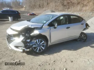 2024 Nissan Versa S z VIN 3N1CN8DV1RL833229, wystawiony jako Copart lot #48499565 z przebiegiem 4 729 mil mil oraz Nie do naprawy • Non repairable. Historia ofert i sprzedaży dostępna na DreamBid. Obrazek 1.