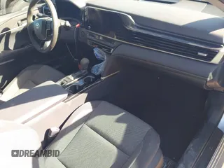 2025 Toyota Camry LE z VIN 4T1DBADKXSU009549, wystawiony jako IAAI lot #41366328 z przebiegiem 1 512 mil mil oraz . Historia ofert i sprzedaży dostępna na DreamBid. Obrazek 5.