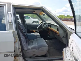 1986 Mercury Grand Marquis z VIN 2MEBP95F2GX642882, wystawiony jako IAAI lot #42227433 z przebiegiem 57 041 mil mil oraz . Historia ofert i sprzedaży dostępna na DreamBid. Obrazek 5.