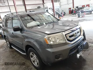 2011 Honda Pilot LX with VIN 5FNYF4H28BB104125, listed as a IAAI auction lot 41313137 with 116,221 mi miles. Bid and sale history available at carsss.com. Image 1.