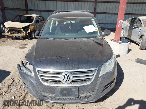 2011 Volkswagen Tiguan S z VIN WVGAV7AX9BW503628, wystawiony jako IAAI lot #41865959 z przebiegiem 121 863 mil mil oraz . Historia ofert i sprzedaży dostępna na DreamBid. Obrazek 12.