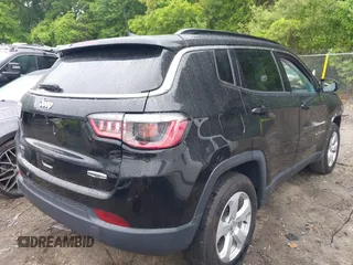 2021 Jeep Compass Latitude z VIN 3C4NJDBBXMT575577, wystawiony jako IAAI lot #42363945 z przebiegiem 32 341 mil mil oraz . Historia ofert i sprzedaży dostępna na DreamBid. Obrazek 4.