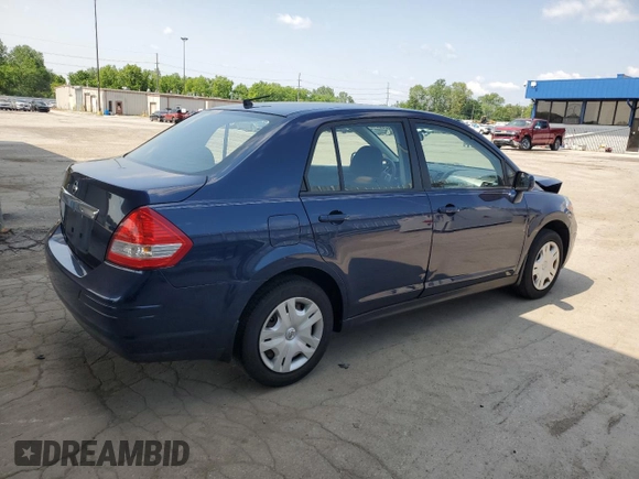 2011 Nissan Versa S z VIN 3N1BC1AP7BL402043, wystawiony jako Copart lot #60228645 z przebiegiem 86 179 mil mil oraz Szkoda całkowita • Salvage title. Historia ofert i sprzedaży dostępna na DreamBid. Obrazek 3.