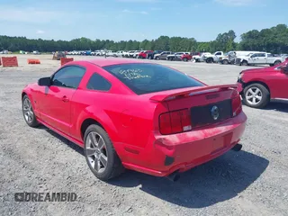 2008 Ford Mustang GT Deluxe z VIN 1ZVHT82H285184963, wystawiony jako IAAI lot #42479534 z przebiegiem 164 349 mil mil oraz . Historia ofert i sprzedaży dostępna na DreamBid. Obrazek 3.
