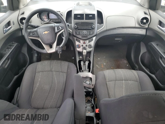 2014 Chevrolet Sonic LT z VIN 1G1JC5SH1E4221918, wystawiony jako Copart lot #56589105 z przebiegiem 152 320 mil mil oraz Szkoda całkowita • Salvage title. Historia ofert i sprzedaży dostępna na DreamBid. Obrazek 8.
