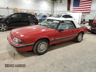 1988 Ford Mustang z VIN 1FABP44E0JF228862, wystawiony jako Copart lot #48205105 z przebiegiem 281 619 mil mil oraz Czysty tytuł • Clean title. Historia ofert i sprzedaży dostępna na DreamBid. Obrazek 1.