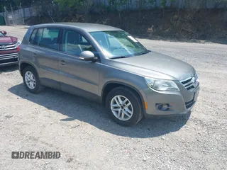 2011 Volkswagen Tiguan SEL z VIN WVGBV7AX2BW526723, wystawiony jako IAAI lot #42567022 z przebiegiem 98 699 mil mil oraz . Historia ofert i sprzedaży dostępna na DreamBid. Obrazek 1.