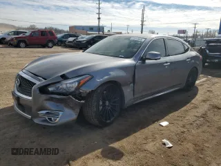 2015 Infiniti Q70 z VIN JN1BY1PR7FM831236, wystawiony jako Copart lot #43852855 z przebiegiem 63 234 mil mil oraz Szkoda całkowita • Salvage title. Historia ofert i sprzedaży dostępna na DreamBid. Obrazek 1.