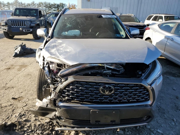 2022 Toyota Corolla Cross XLE z VIN 7MUDAABG2NV043649, wystawiony jako Copart lot #76577044 z przebiegiem 9 495 mil mil oraz Szkoda całkowita • Salvage title. Historia ofert i sprzedaży dostępna na DreamBid. Obrazek 5.