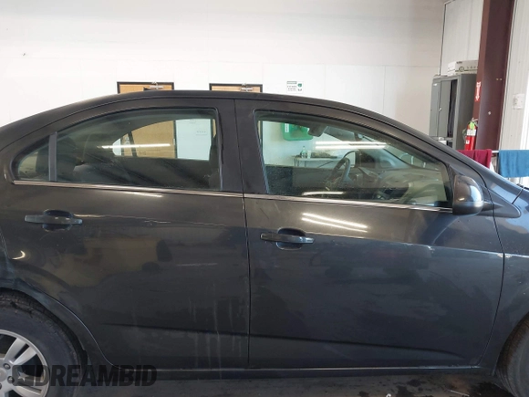 2014 Chevrolet Sonic LT z VIN 1G1JC5SH2E4199864, wystawiony jako IAAI lot #42370631 z przebiegiem 59 781 mil mil oraz . Historia ofert i sprzedaży dostępna na DreamBid. Obrazek 13.