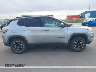 2019 Jeep Compass Trailhawk z VIN 3C4NJDDB6KT722424, wystawiony jako IAAI lot #42270528 z przebiegiem 98 007 mil mil oraz . Historia ofert i sprzedaży dostępna na DreamBid. Obrazek 13.