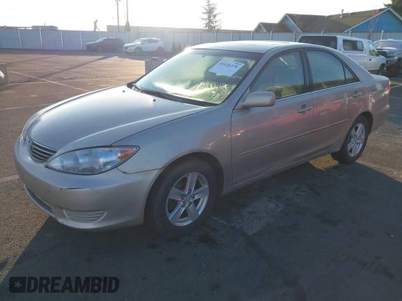 2005 Toyota Camry STD z VIN 4T1BE32KX5U015451, wystawiony jako IAAI lot #41426370 z przebiegiem 255 358 mil mil oraz . Historia ofert i sprzedaży dostępna na DreamBid. Obrazek 2.