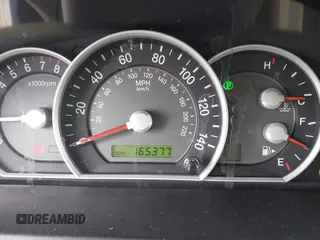 2008 Kia Sorento LX z VIN KNDJC735485819264, wystawiony jako IAAI lot #42193882 z przebiegiem 165 377 mil mil oraz . Historia ofert i sprzedaży dostępna na DreamBid. Obrazek 7.
