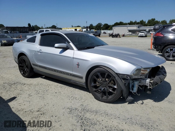 2012 Ford Mustang Premium z VIN 1ZVBP8AM7C5237576, wystawiony jako Copart lot #60374995 z przebiegiem 123 061 mil mil oraz Szkoda całkowita • Salvage title. Historia ofert i sprzedaży dostępna na DreamBid. Obrazek 4.
