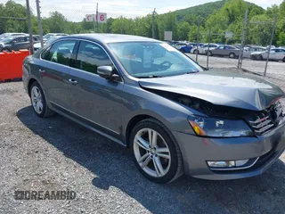 2014 Volkswagen Passat SEL Premium z VIN 1VWCN7A31EC121297, wystawiony jako IAAI lot #42315682 z przebiegiem 163 886 mil mil oraz . Historia ofert i sprzedaży dostępna na DreamBid. Obrazek 1.