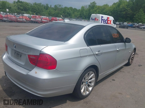 2011 BMW 3 Series 328i xDrive z VIN WBAPK5G5XBNN29191, wystawiony jako IAAI lot #42367812 z przebiegiem 155 821 mil mil oraz . Historia ofert i sprzedaży dostępna na DreamBid. Obrazek 4.