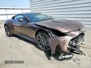 2024 Aston Martin DB12 z VIN SCFRMFFW3RGL12944, wystawiony jako Copart lot #61053374 z przebiegiem 472 mil mil oraz Szkody całkowita. Historia ofert i sprzedaży dostępna na DreamBid. Obrazek 4.