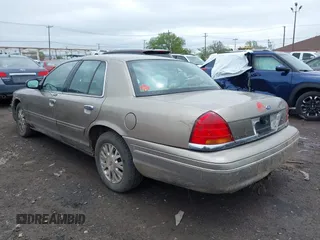 2003 Ford Crown Victoria LX z VIN 2FAFP74W13X120754, wystawiony jako IAAI lot #42212879 z przebiegiem 91 438 mil mil oraz . Historia ofert i sprzedaży dostępna na DreamBid. Obrazek 3.