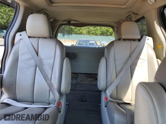 2011 Toyota Sienna XLE z VIN 5TDDK3DC9BS008017, wystawiony jako Copart lot #63872035 z przebiegiem 97 589 mil mil oraz Szkoda całkowita • Salvage title. Historia ofert i sprzedaży dostępna na DreamBid. Obrazek 10.