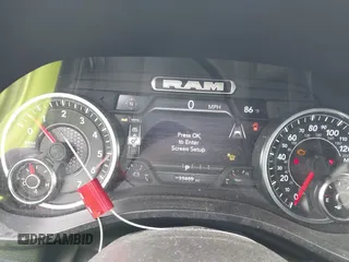 2025 Ram 1500 Big Horn z VIN 1C6SRFFPXSN581512, wystawiony jako IAAI lot #42158063 z przebiegiem 35 469 mil mil oraz . Historia ofert i sprzedaży dostępna na DreamBid. Obrazek 7.